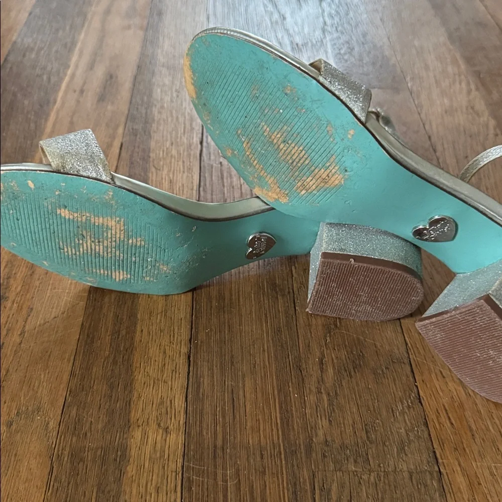 👡Betsey Johnson Miri silver glitter sandals with block heel. Size 8.